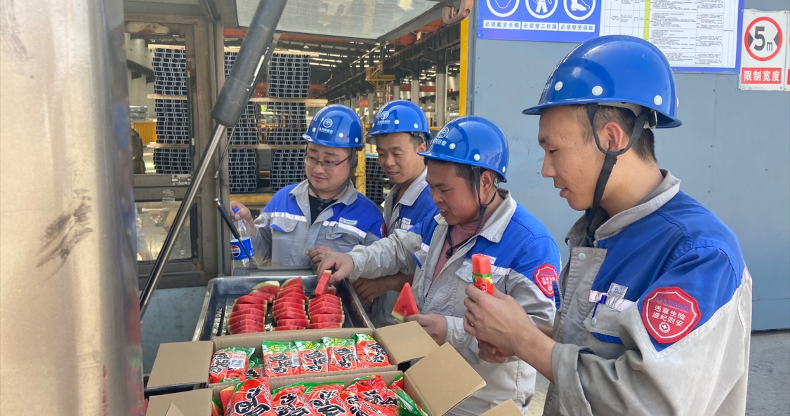j9九游会J9新材料坚持为一线生产员工开“凉”方，防暑保安康